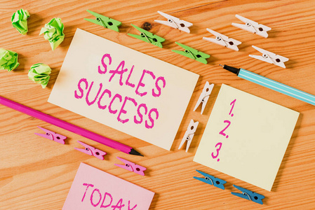 彩色衣夾放在木制地板中央的空矩形方形提醒紙條周圍。有凹槽和槽的木頭。辦公用品,鉛筆和鋼筆。